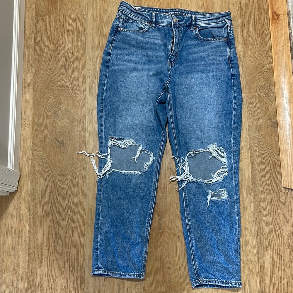 American Eagle Strigid Mom jeans, very lightly worn! Super comfortable!
